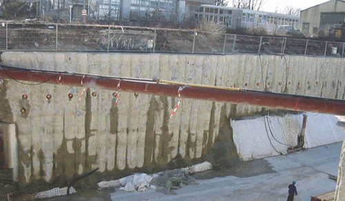 Ausgrabung unterstützt durch freitragende Spundwand mauer